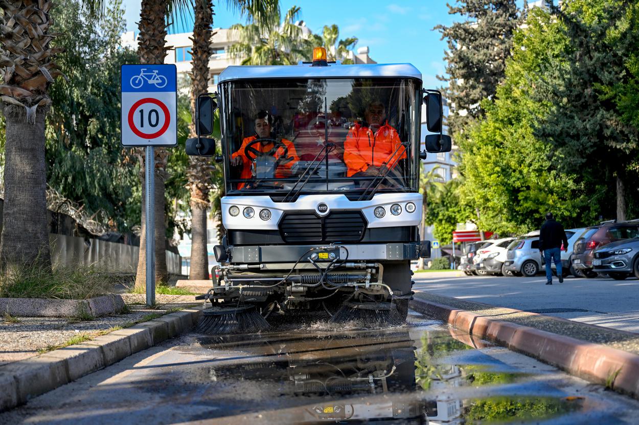 Mersin Büyükşehir’in Temizlik Araç Filosu’na 22 Büyük Yol Süpürme Aracı Eklendi