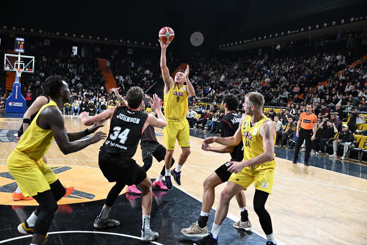 Başkan Seçer, MSK-Glint Manisa Basket Karşılaşmasını İzledi