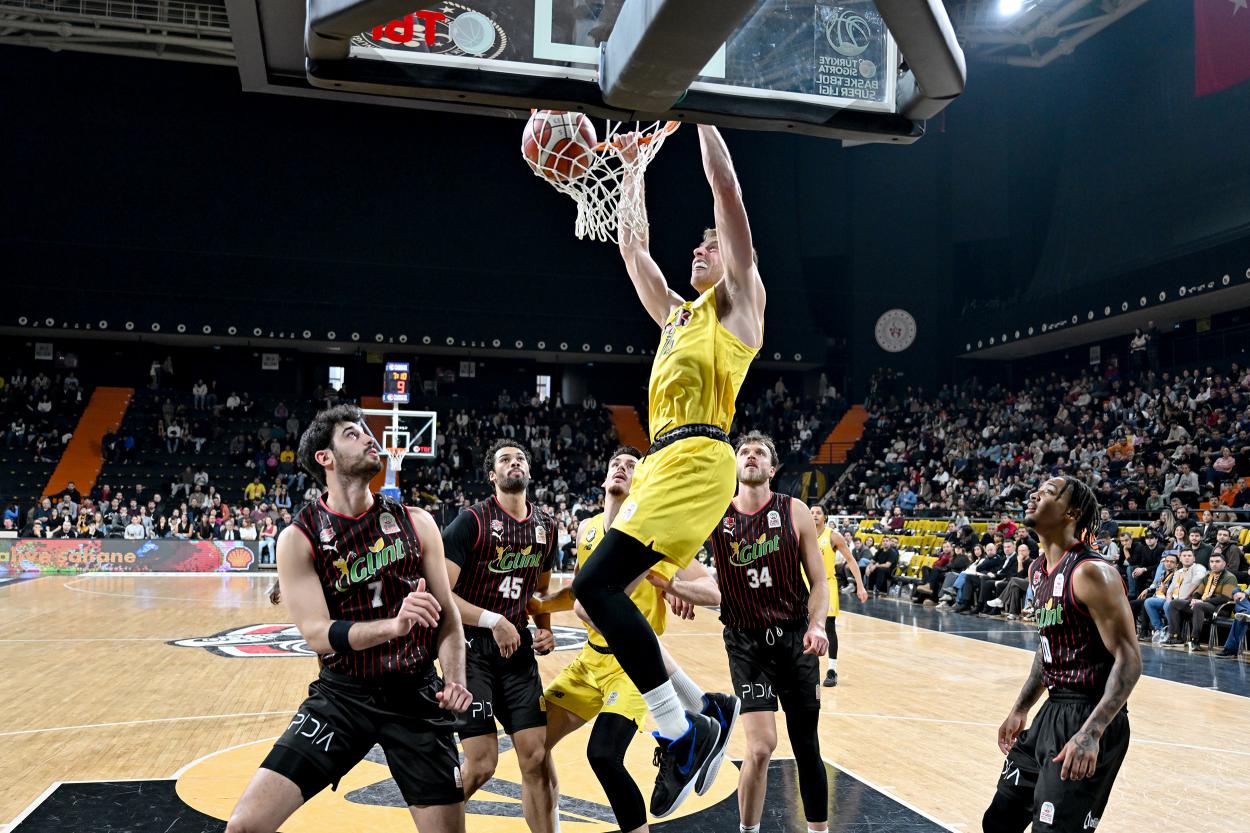 Başkan Seçer, MSK-Glint Manisa Basket Karşılaşmasını İzledi