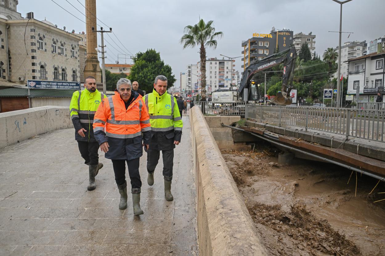 Mersin Büyükşehir Belediyesi ve MESKİ Ekipleri Sağanak Yağış Boyunca Sahada