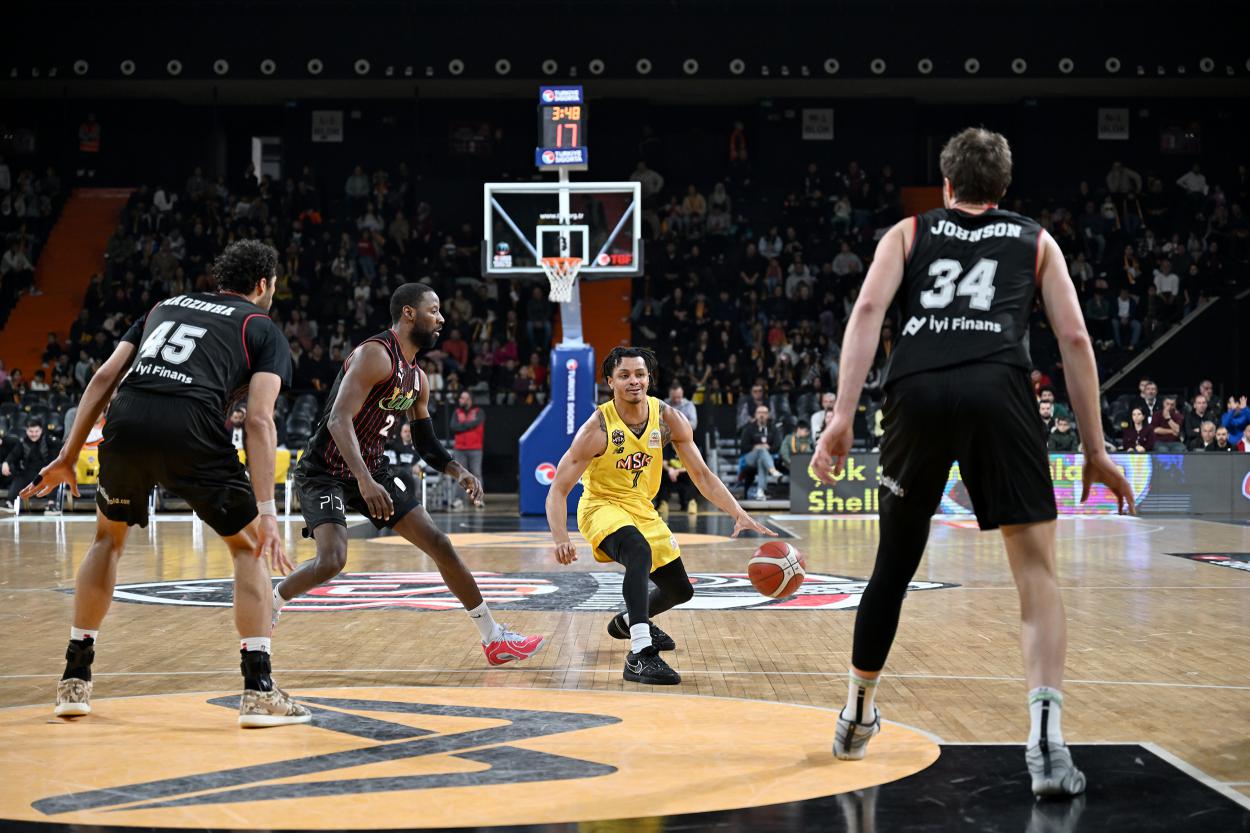 Başkan Seçer, MSK-Glint Manisa Basket Karşılaşmasını İzledi