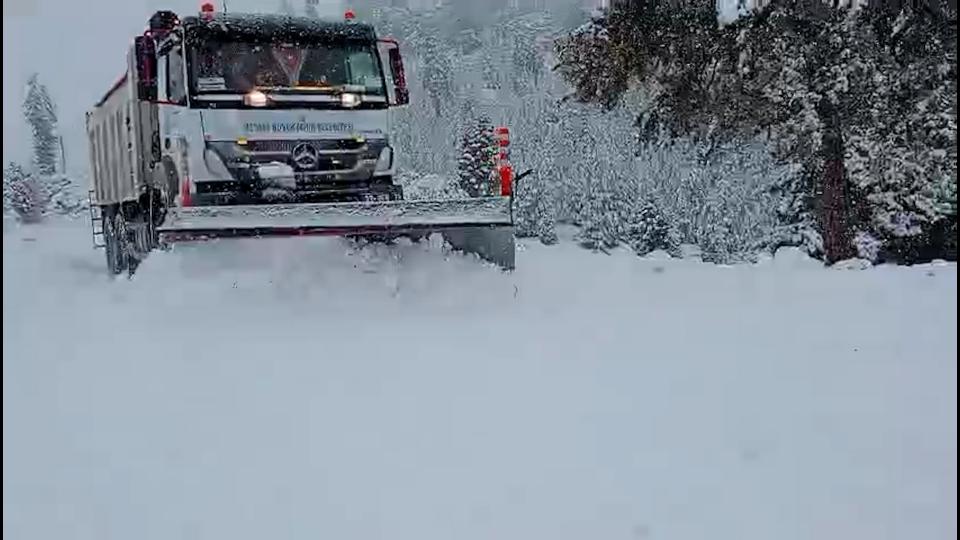 Büyükşehir Ekipleri Gece-Gündüz Karla Mücadele Ediyor