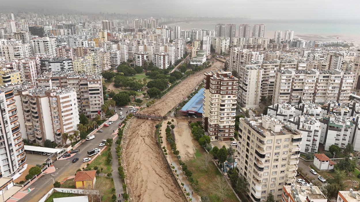 Mersin Büyükşehir Belediyesi ve MESKİ Ekipleri Sağanak Yağış Boyunca Sahada