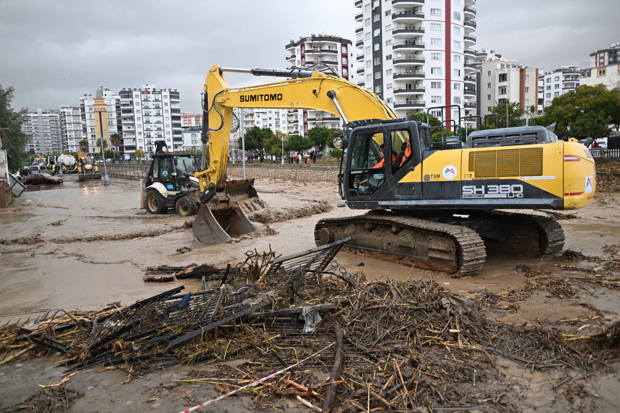 Mersin Büyükşehir Belediyesi ve MESKİ Ekipleri Sağanak Yağış Boyunca Sahada