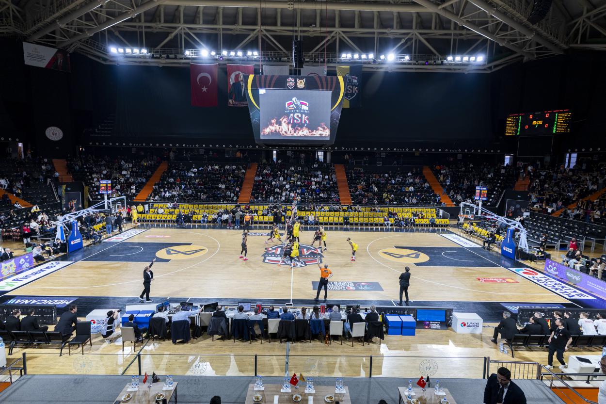 Başkan Seçer, MSK-Glint Manisa Basket Karşılaşmasını İzledi