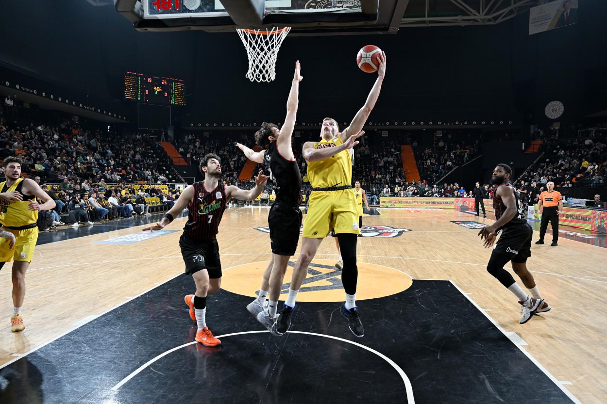 Başkan Seçer, MSK-Glint Manisa Basket Karşılaşmasını İzledi