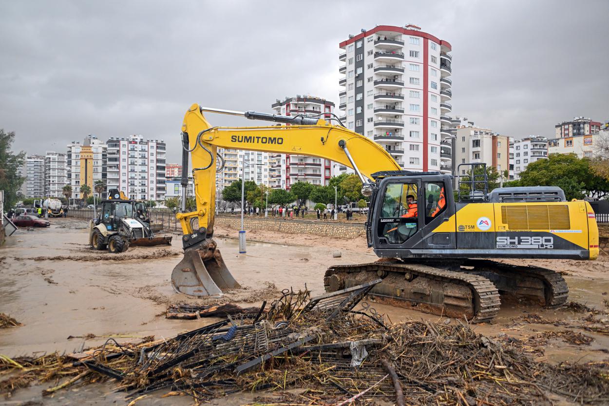 Mersin Büyükşehir Belediyesi ve MESKİ Ekipleri Sağanak Yağış Boyunca Sahada