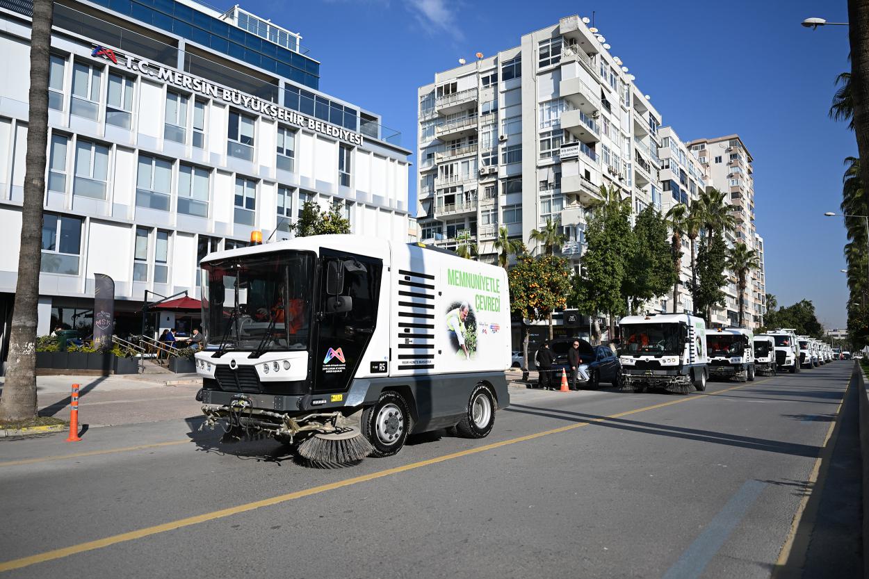 Mersin Büyükşehir’in Temizlik Araç Filosu’na 22 Büyük Yol Süpürme Aracı Eklendi