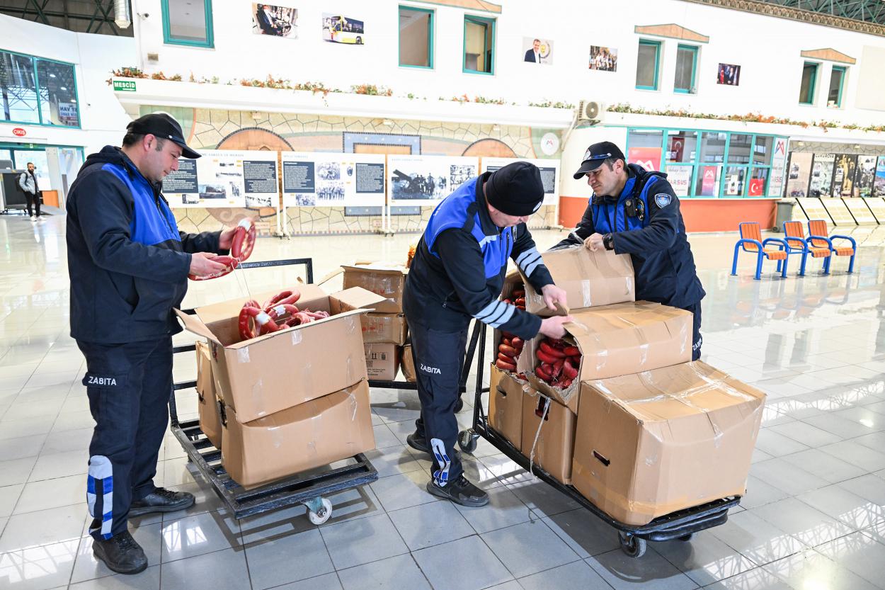 Mersin Büyükşehir Sağlıksız Koşullarda Gıda Sevkiyatına Geçit Vermiyor