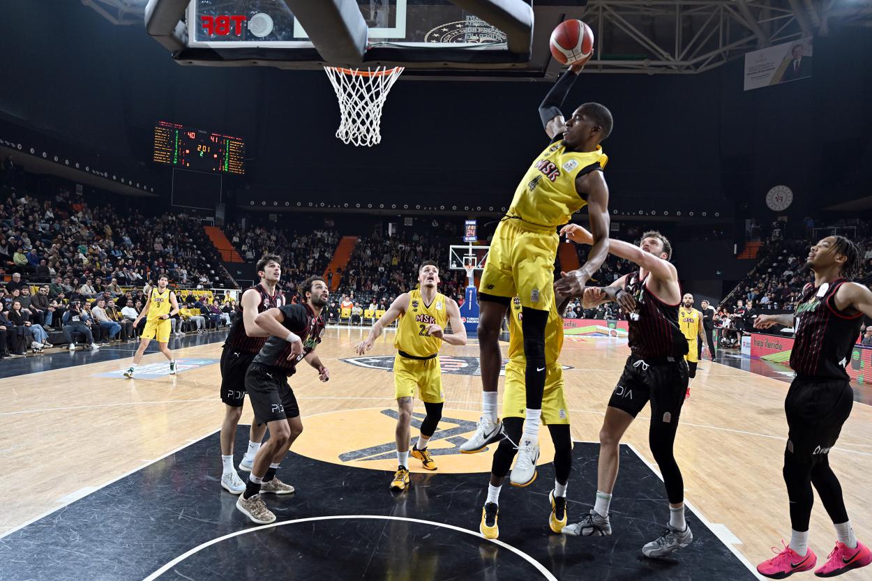 Başkan Seçer, MSK-Glint Manisa Basket Karşılaşmasını İzledi