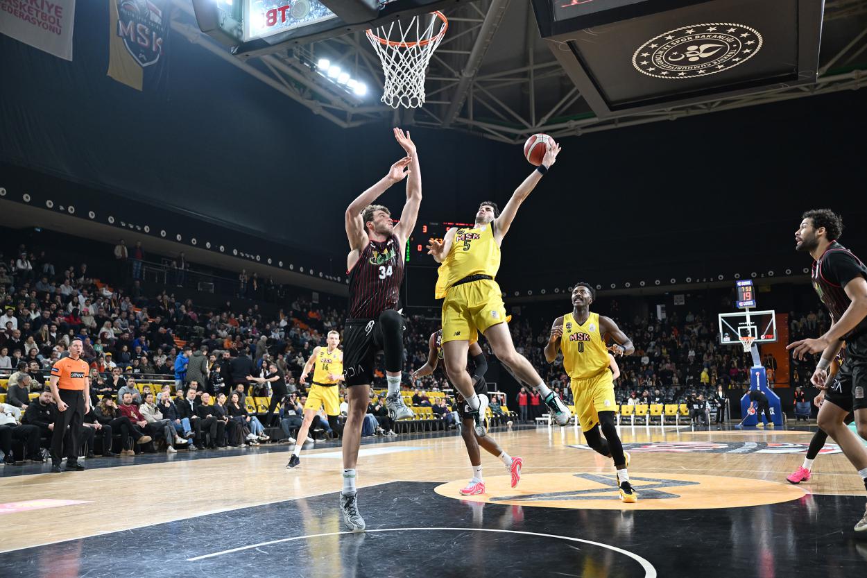 Başkan Seçer, MSK-Glint Manisa Basket Karşılaşmasını İzledi
