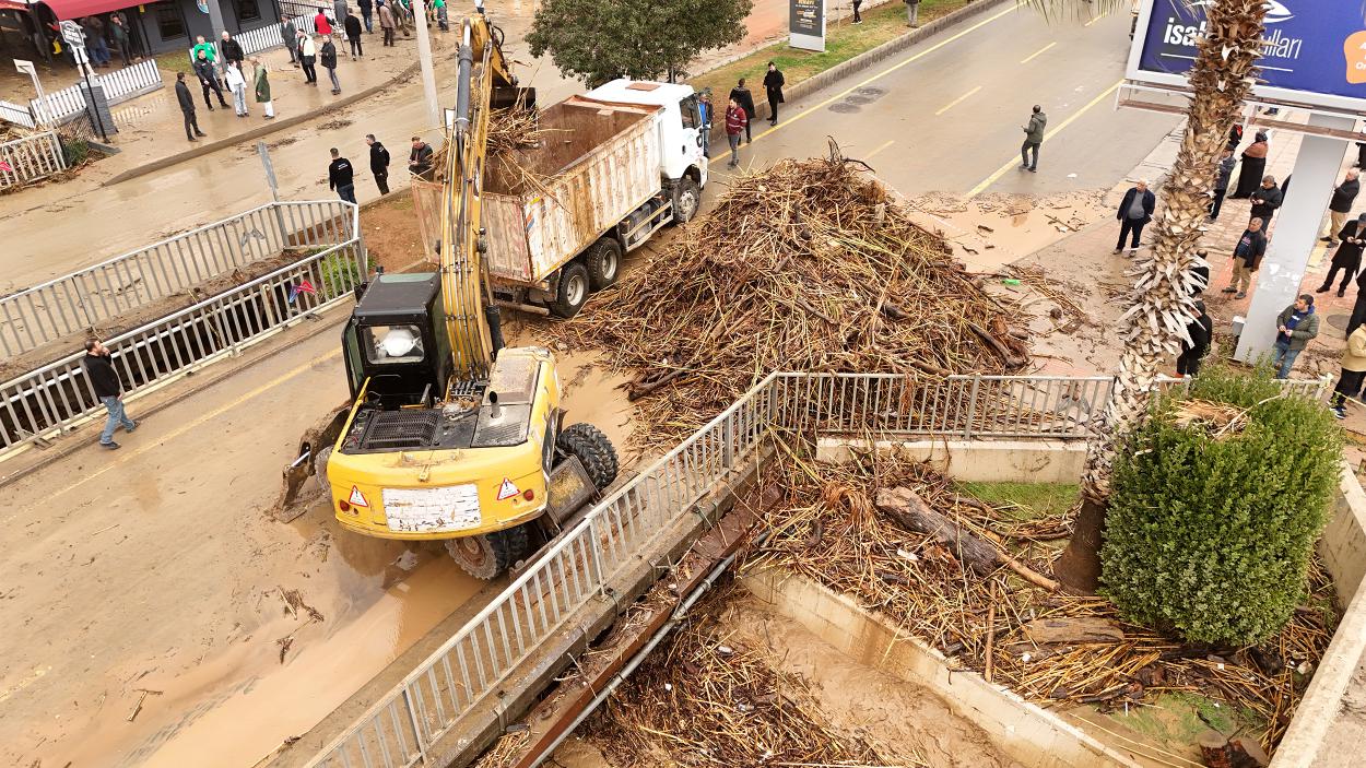 Mersin Büyükşehir Belediyesi ve MESKİ Ekipleri Sağanak Yağış Boyunca Sahada