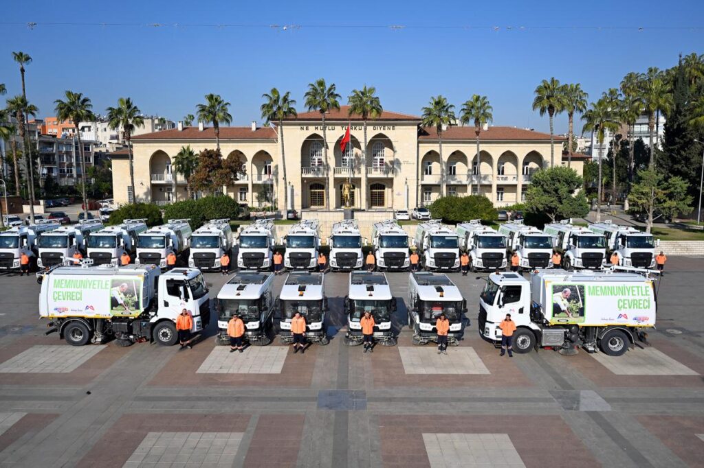 Mersin Büyükşehir’in Temizlik Araç Filosu’na 22 Büyük Yol Süpürme Aracı Eklendi