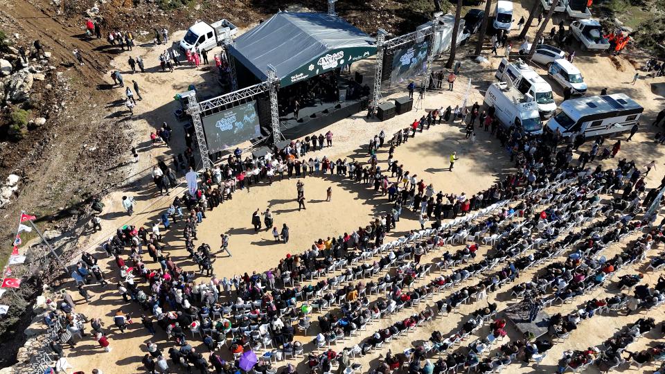 Başkan Seçer ve Meral Seçer ‘4. Nergis Şenliği’ne Katıldı