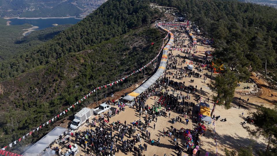 Başkan Seçer ve Meral Seçer ‘4. Nergis Şenliği’ne Katıldı