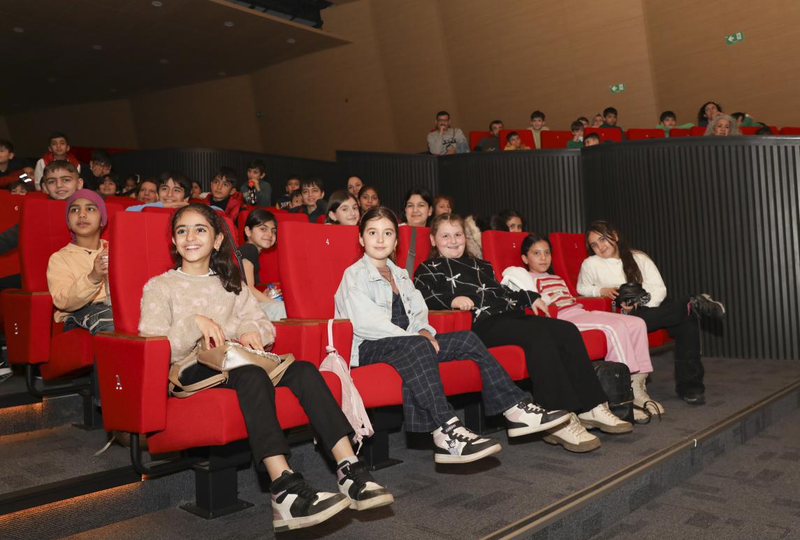 Mersin Şehir Tiyatrosu’na Küçük Ellerden Büyük Alkışlar