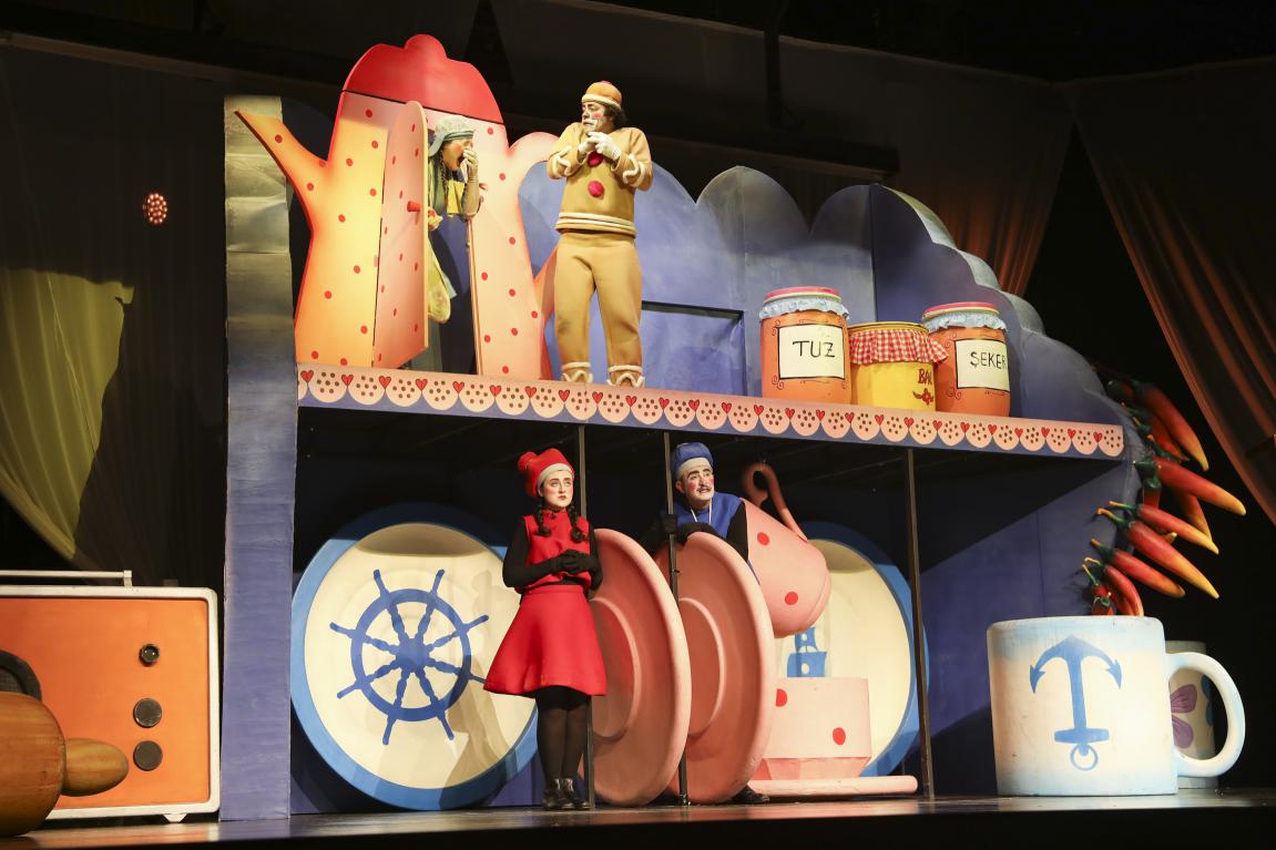 Mersin Şehir Tiyatrosu’na Küçük Ellerden Büyük Alkışlar