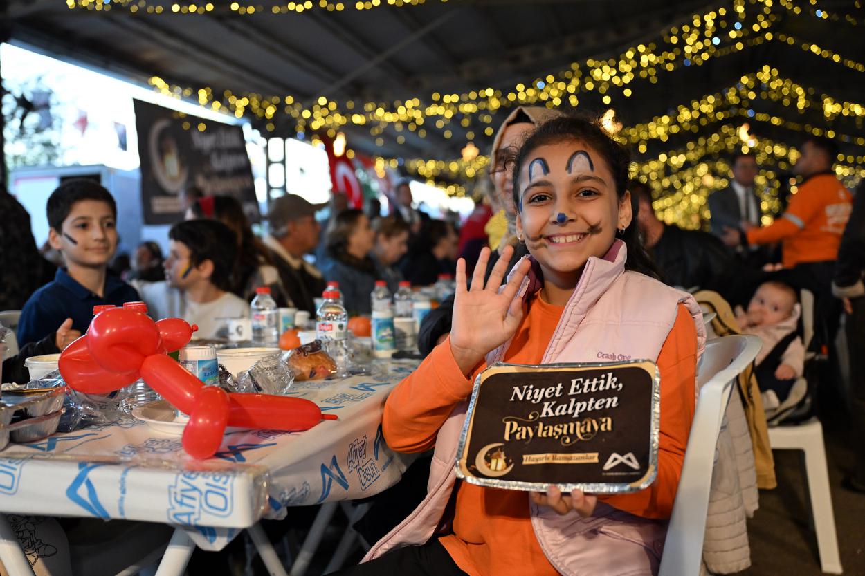 Başkan Seçer ile Meral Seçer, Erdemlilerle İftar Sofrasında Buluştu