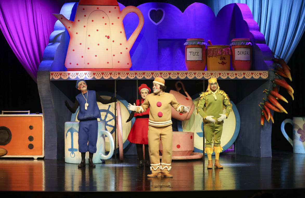 Mersin Şehir Tiyatrosu’na Küçük Ellerden Büyük Alkışlar