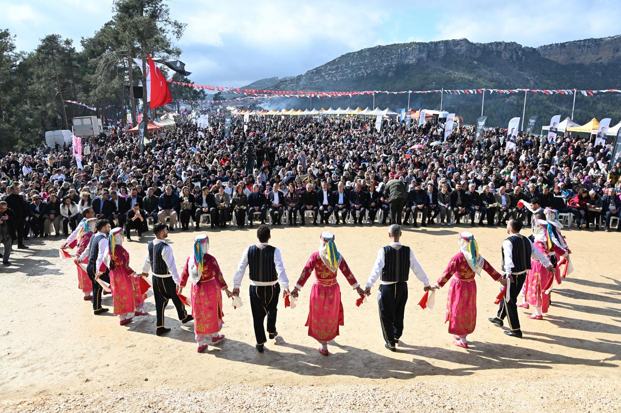 Başkan Seçer ve Meral Seçer ‘4. Nergis Şenliği’ne Katıldı