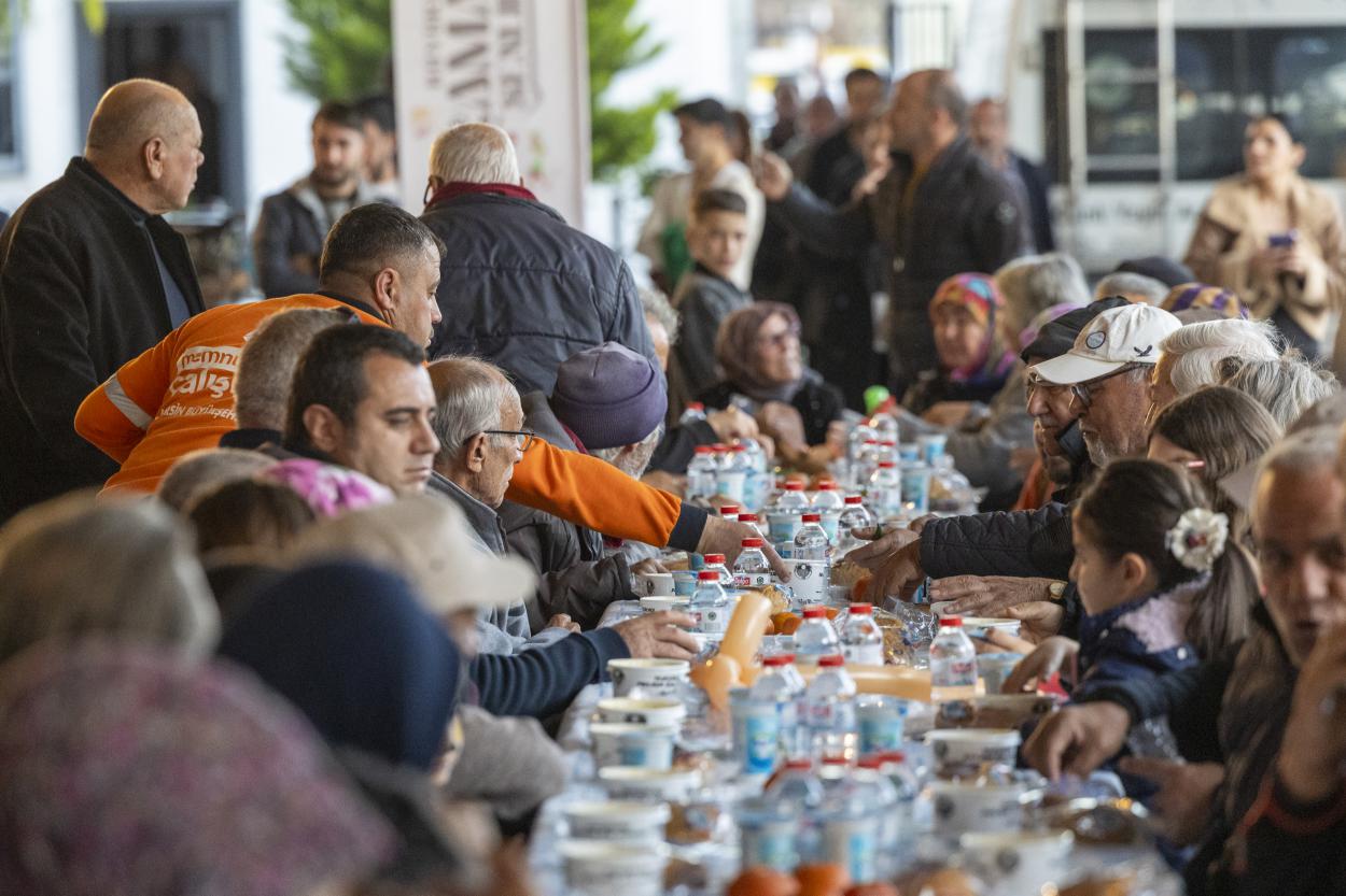 Başkan Seçer ile Meral Seçer, Erdemlilerle İftar Sofrasında Buluştu
