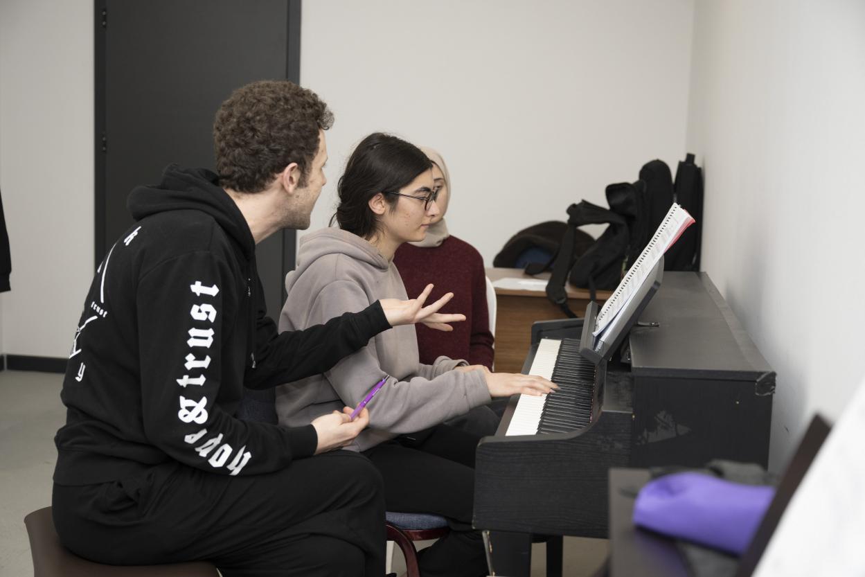 Kentin Ritmi Mersin Büyükşehir'in Enstrüman Kurslarında Atıyor