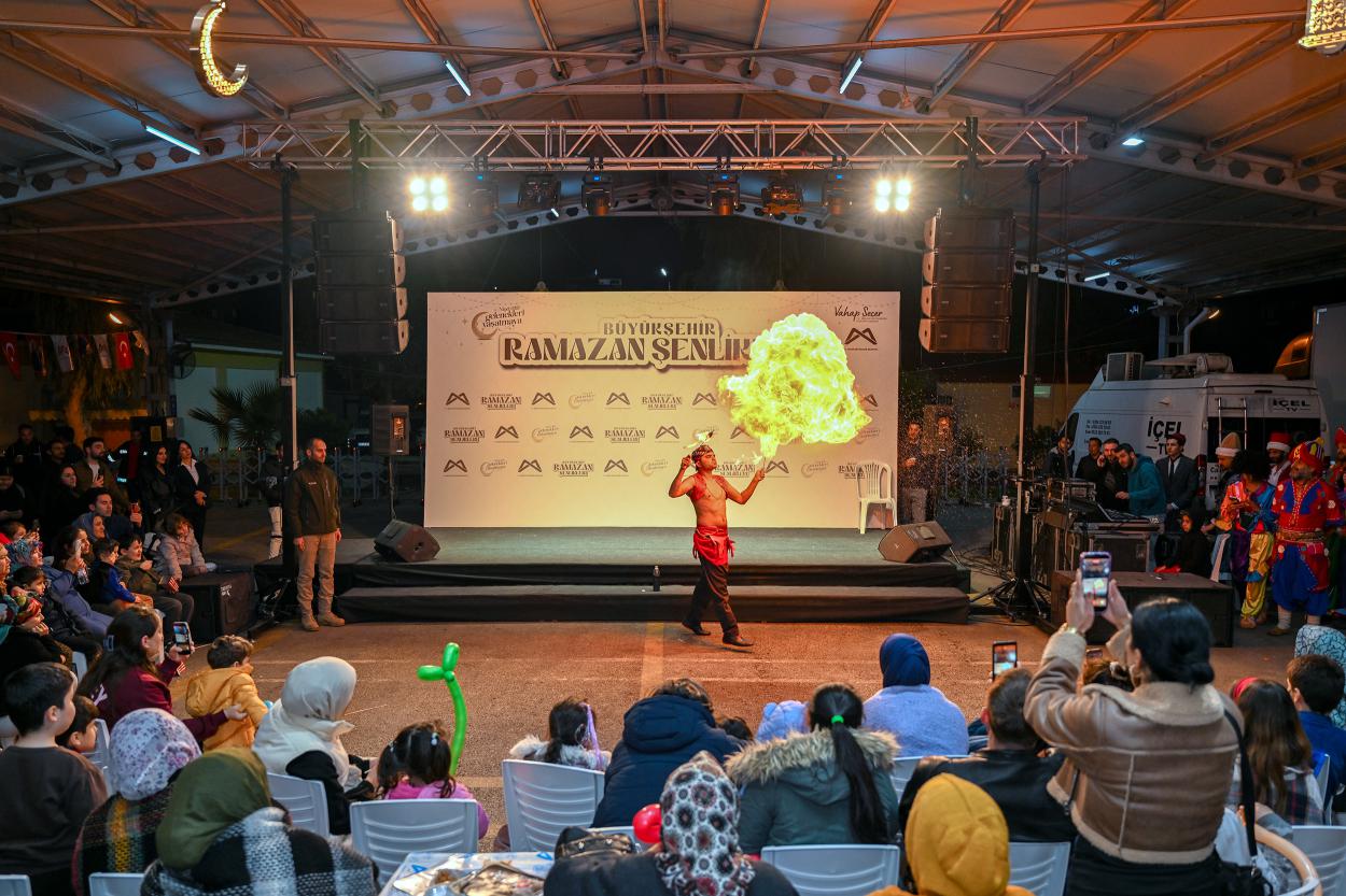 Başkan Seçer ile Meral Seçer, Erdemlilerle İftar Sofrasında Buluştu