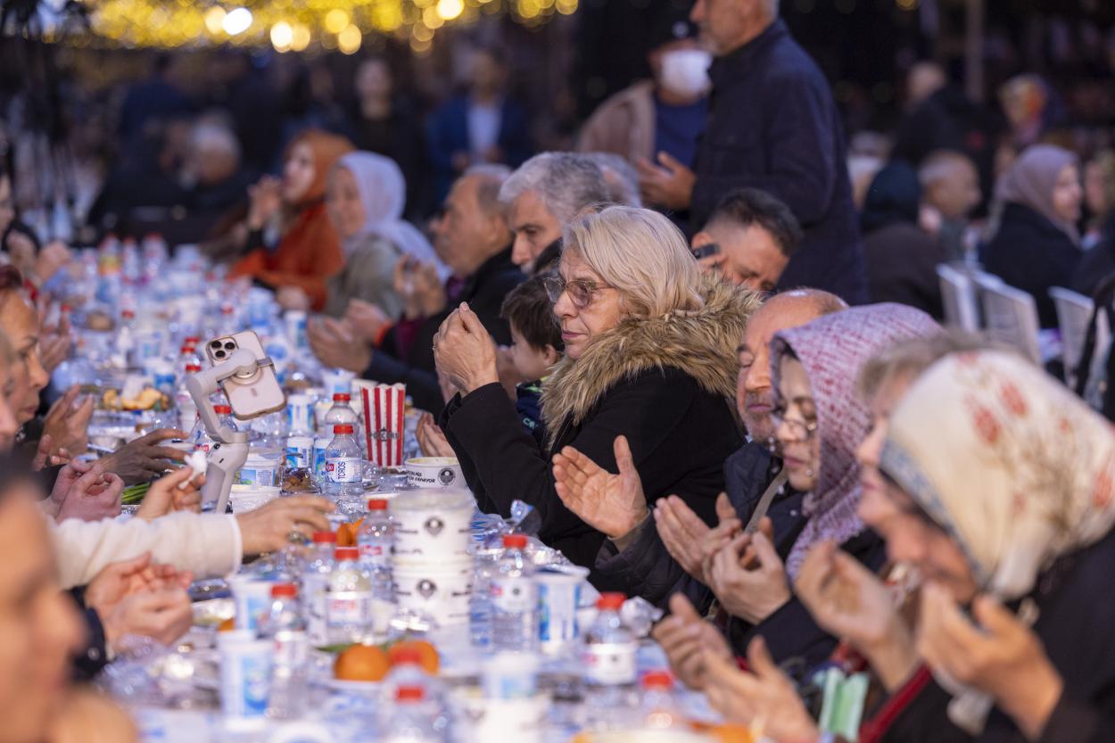 Başkan Seçer ile Meral Seçer, Erdemlilerle İftar Sofrasında Buluştu