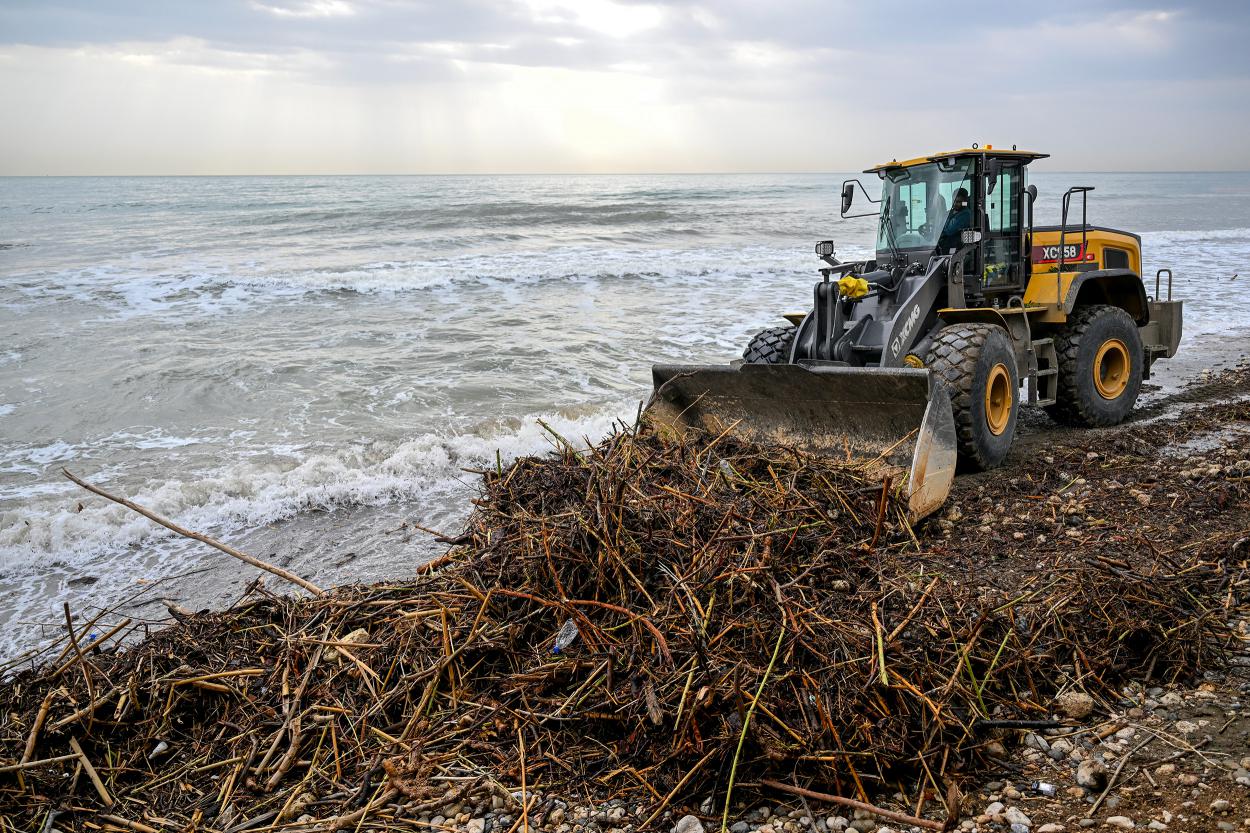 Mersin Büyükşehir Selin İzlerini Tüm Birimleriyle Siliyor
