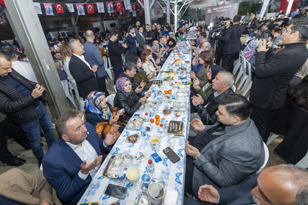 Başkan Seçer ve Meral Seçer Toroslar’da Binlerce Kişiyle İftar Sofrasında Buluştu