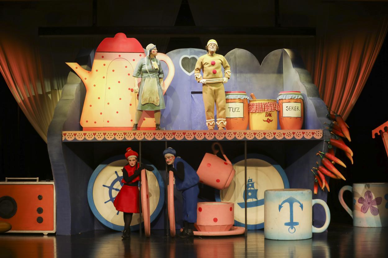 Mersin Şehir Tiyatrosu’na Küçük Ellerden Büyük Alkışlar