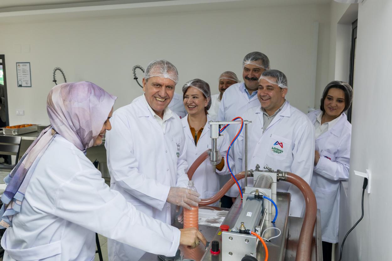 Başkan Seçer ve Meral Seçer ‘Hamzabeyli Köyümüz Atölye Projesi’nin Açılışına Katıldı