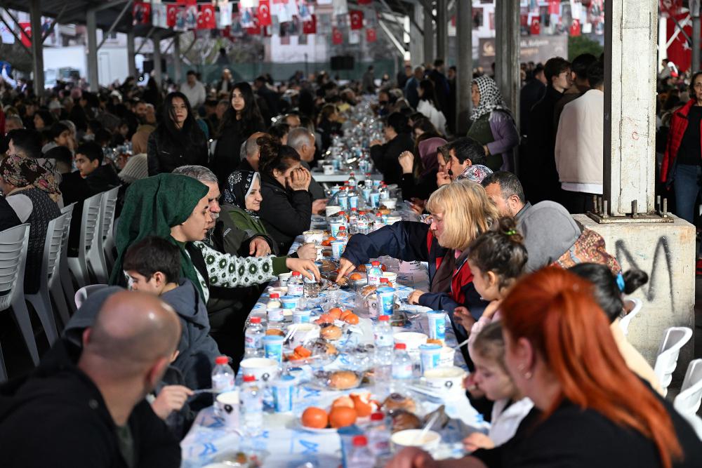 Başkan Seçer ve Meral Seçer Toroslar’da Binlerce Kişiyle İftar Sofrasında Buluştu