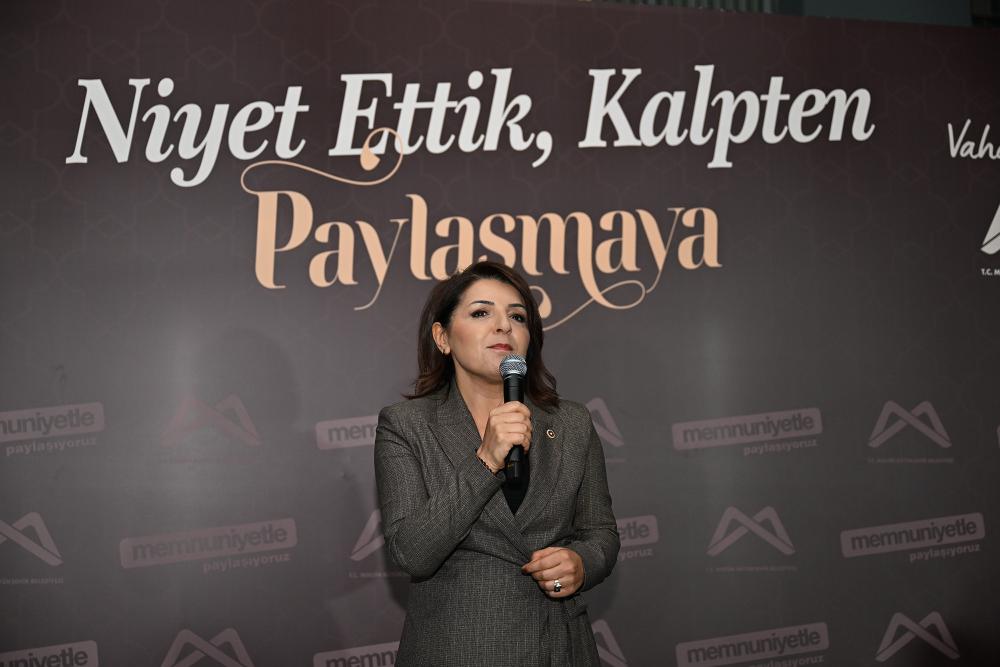 Başkan Seçer ve Meral Seçer Toroslar’da Binlerce Kişiyle İftar Sofrasında Buluştu