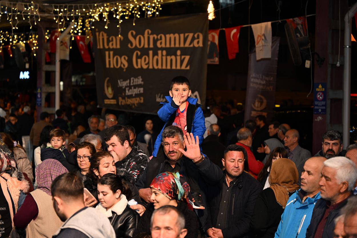 Başkan Seçer ile Meral Seçer, Erdemlilerle İftar Sofrasında Buluştu