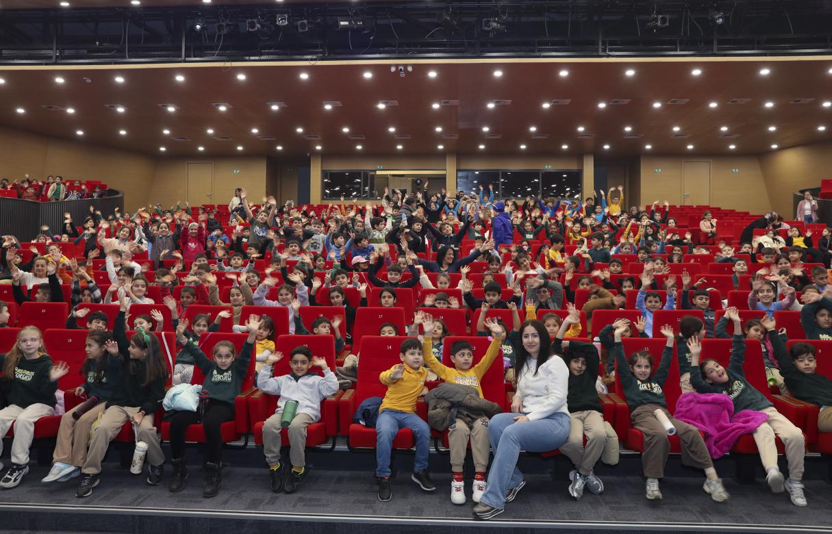 Mersin Şehir Tiyatrosu’na Küçük Ellerden Büyük Alkışlar