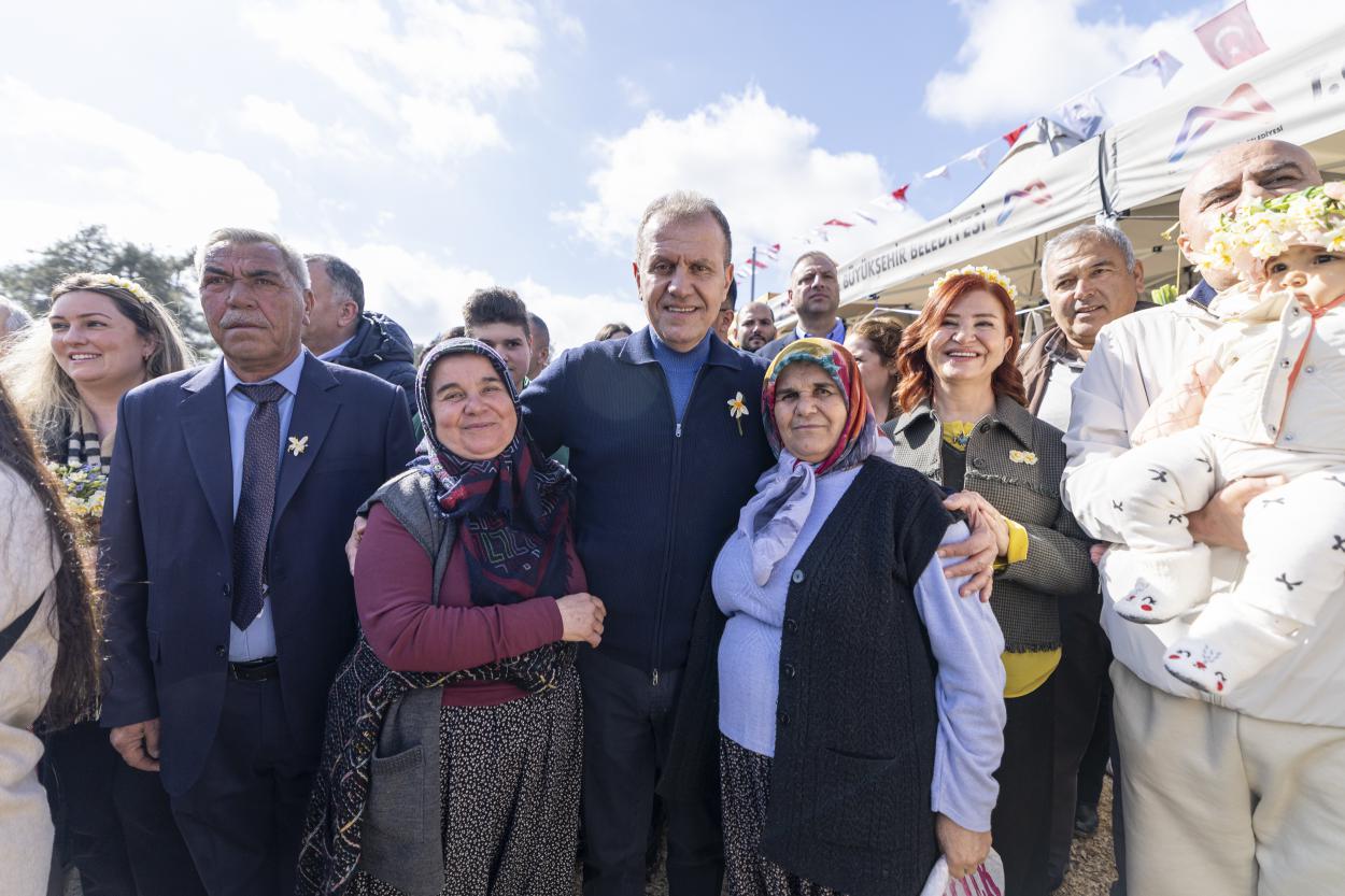 Başkan Seçer ve Meral Seçer ‘4. Nergis Şenliği’ne Katıldı