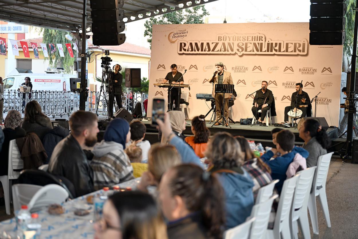 Başkan Seçer ile Meral Seçer, Erdemlilerle İftar Sofrasında Buluştu