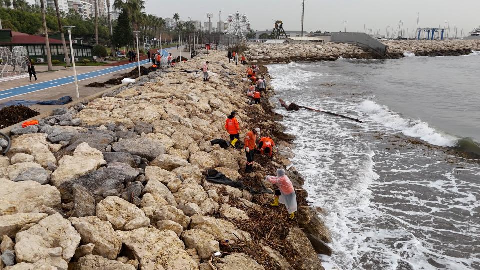 Mersin Büyükşehir Selin İzlerini Tüm Birimleriyle Siliyor