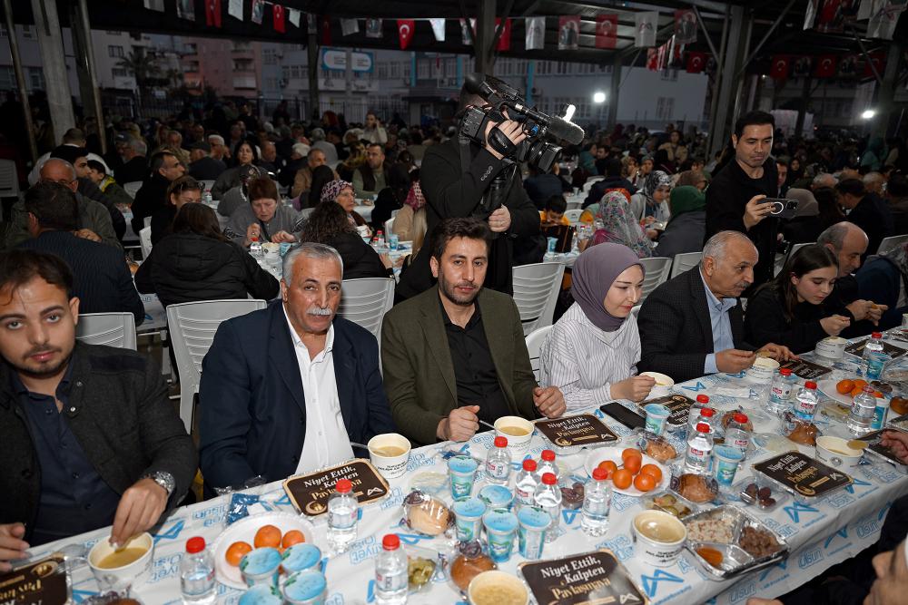 Başkan Seçer ve Meral Seçer Toroslar’da Binlerce Kişiyle İftar Sofrasında Buluştu