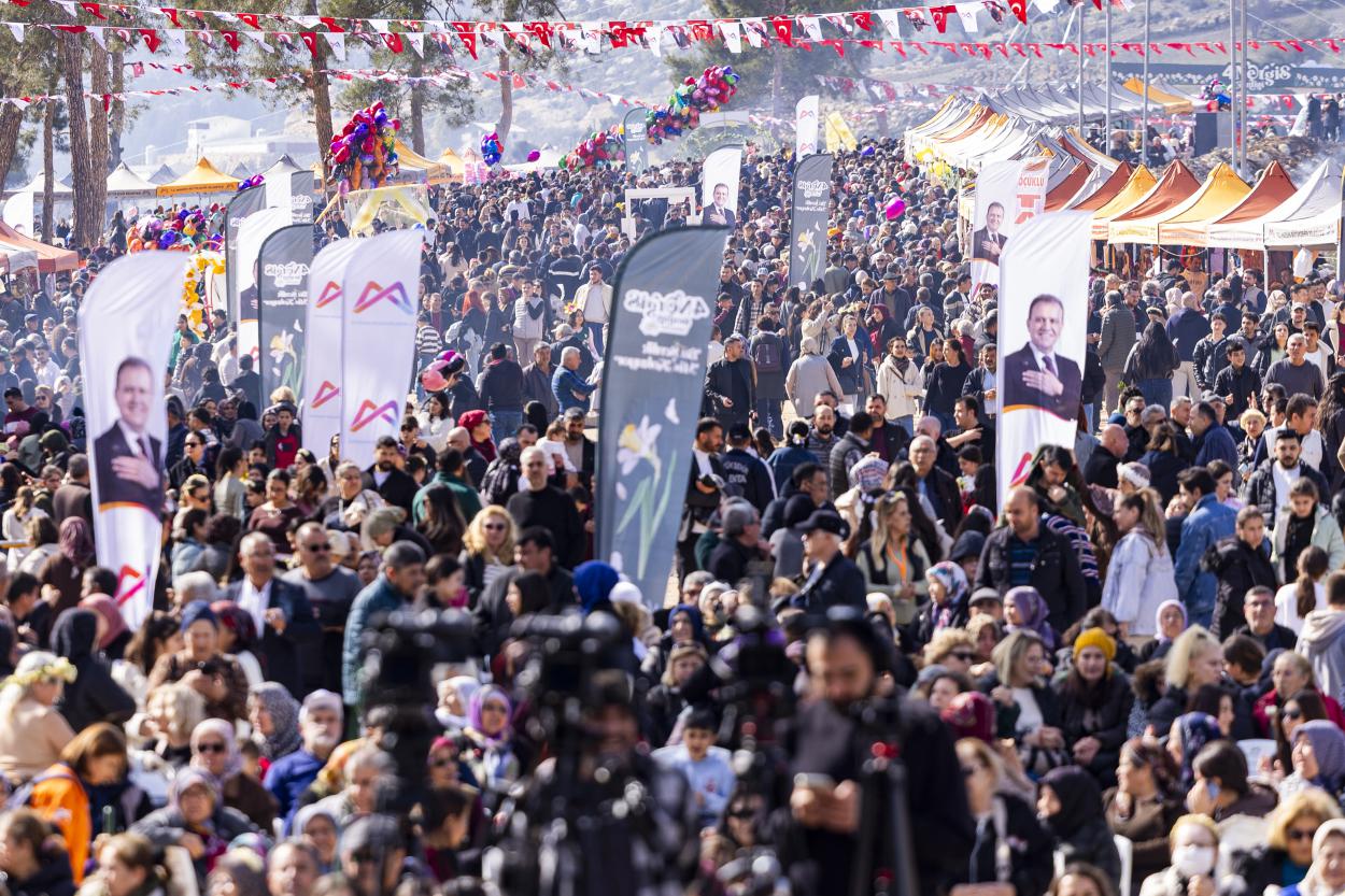 Başkan Seçer ve Meral Seçer ‘4. Nergis Şenliği’ne Katıldı