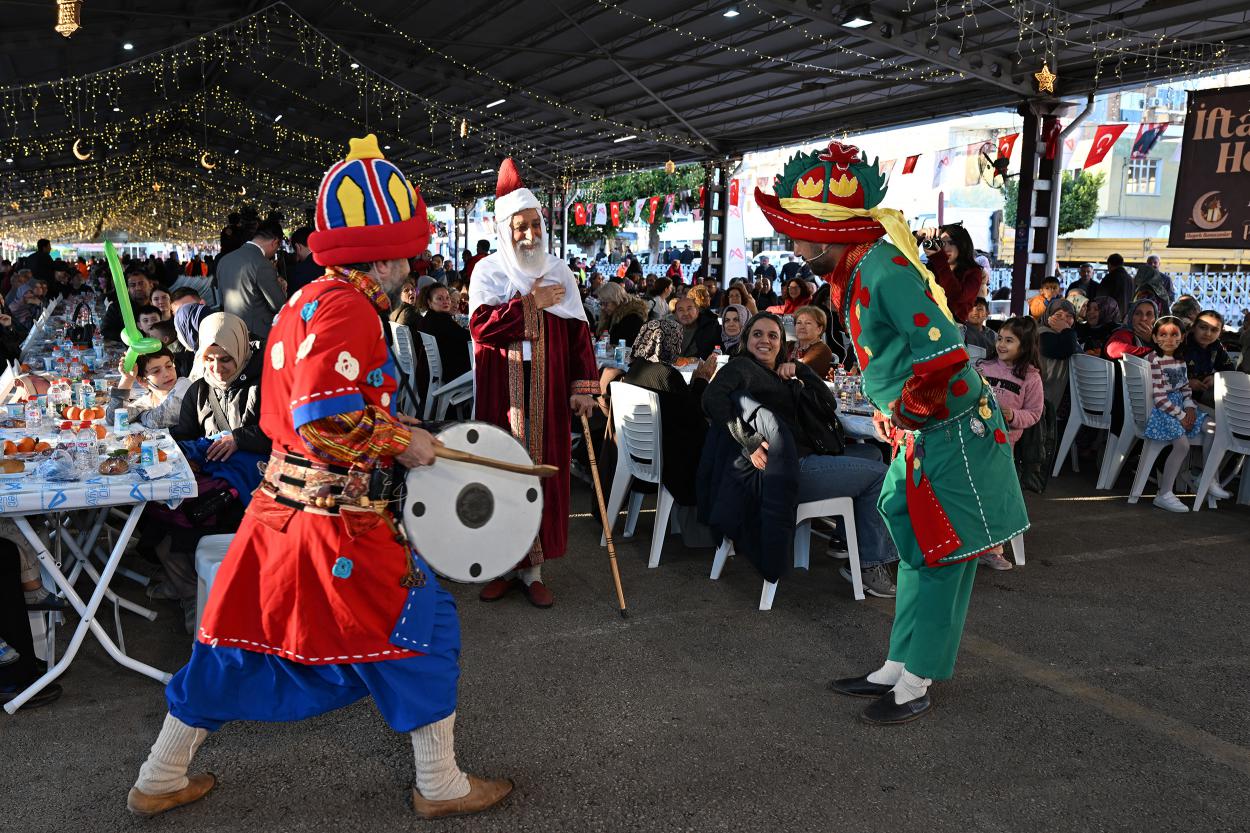 Başkan Seçer ile Meral Seçer, Erdemlilerle İftar Sofrasında Buluştu