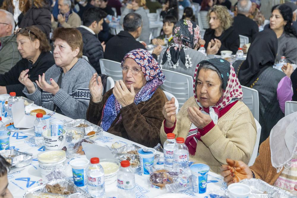 Başkan Seçer ve Meral Seçer Toroslar’da Binlerce Kişiyle İftar Sofrasında Buluştu