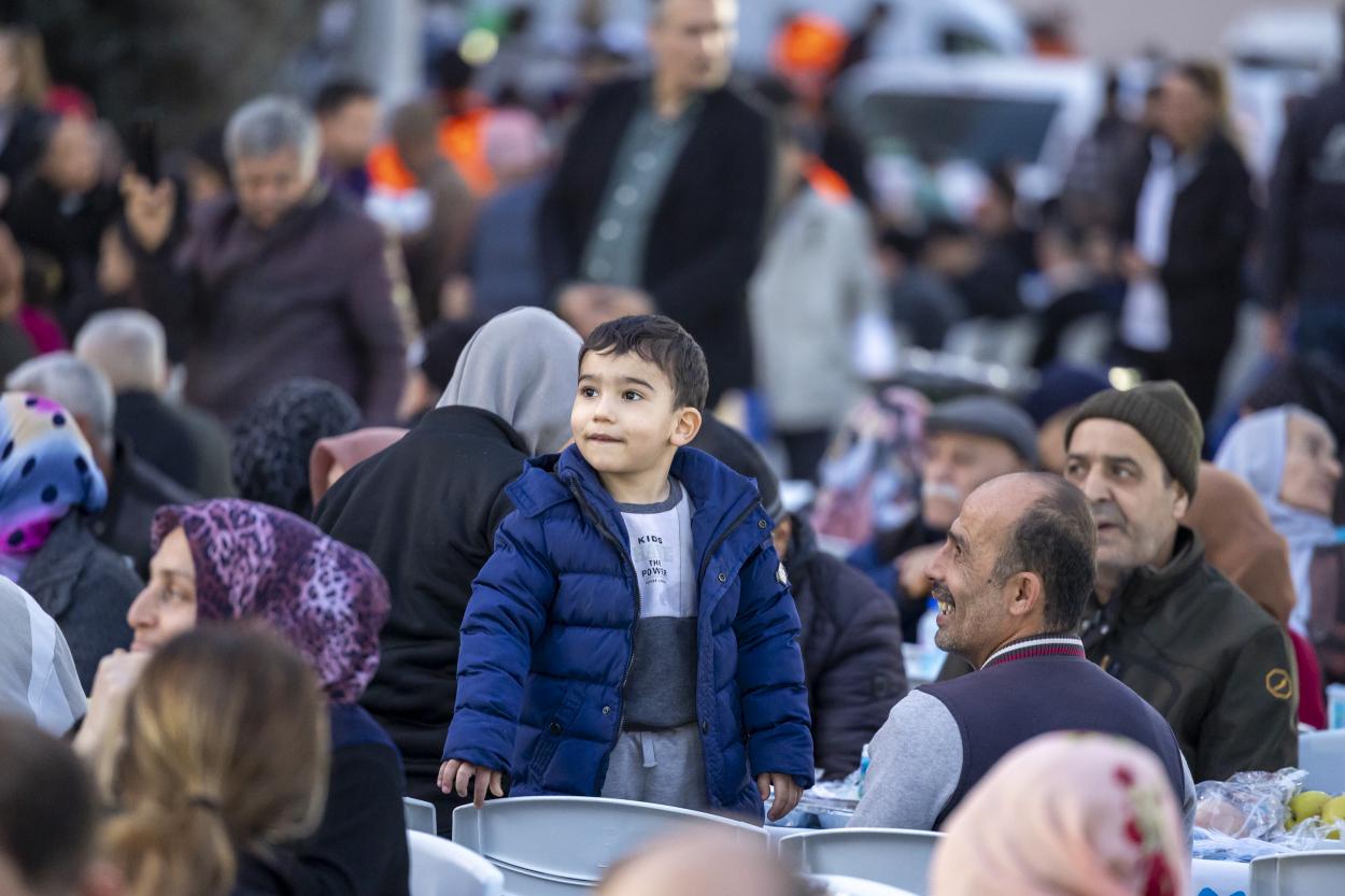 Başkan Seçer ile Meral Seçer İftarlarını Akdenizlilerle Gerçekleştirdi