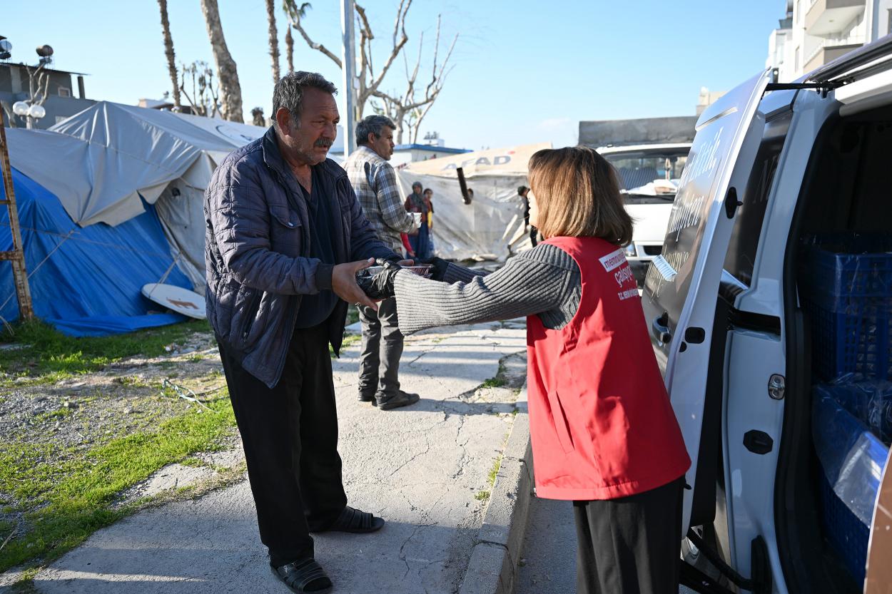 Mersin Büyükşehir Ramazan Ruhunu Sıcak Yemeklerle Yurttaşlara Taşıyor