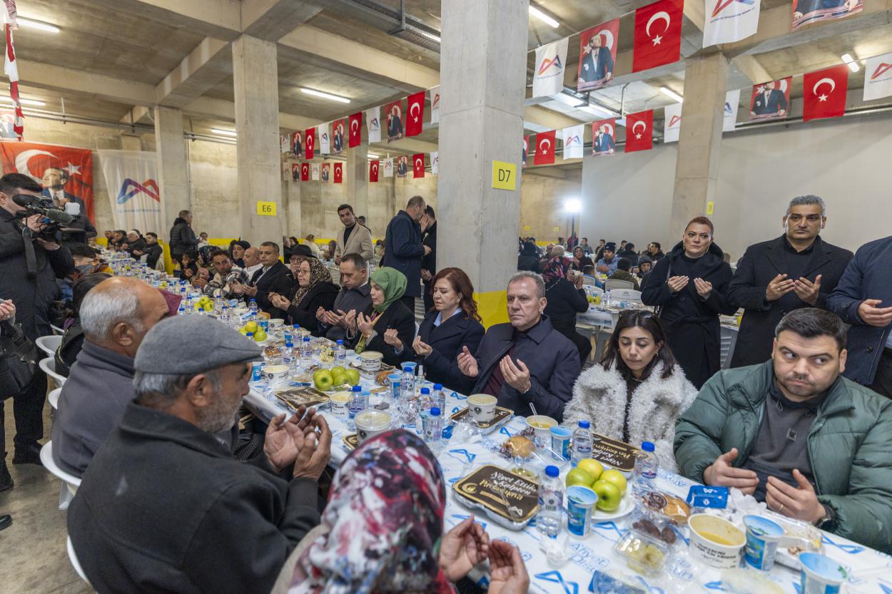 Başkan Seçer ve Meral Seçer Çamlıyayla’da İftar Sofrasında Yurttaşlarla Buluştu