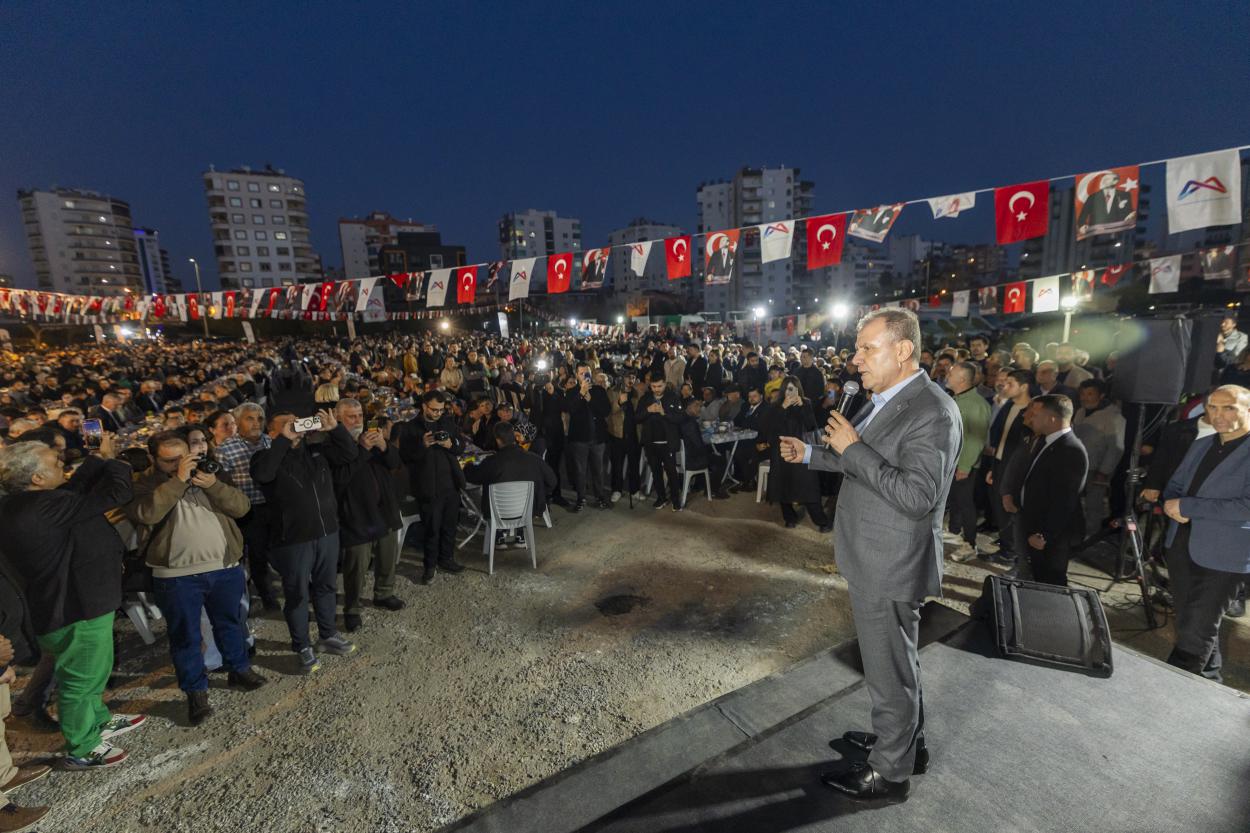 Başkan Seçer ve Meral Seçer, Mezitli İftar Sofrasında Yurttaşlarla Buluştu