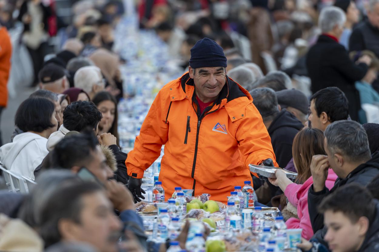 Başkan Seçer ve Meral Seçer, Mezitli İftar Sofrasında Yurttaşlarla Buluştu