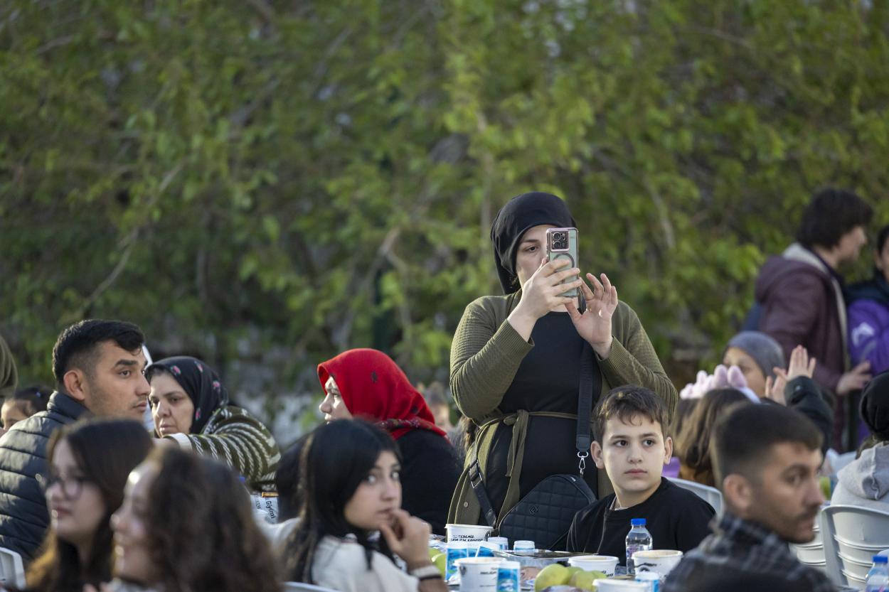Başkan Seçer ile Meral Seçer İftarlarını Akdenizlilerle Gerçekleştirdi