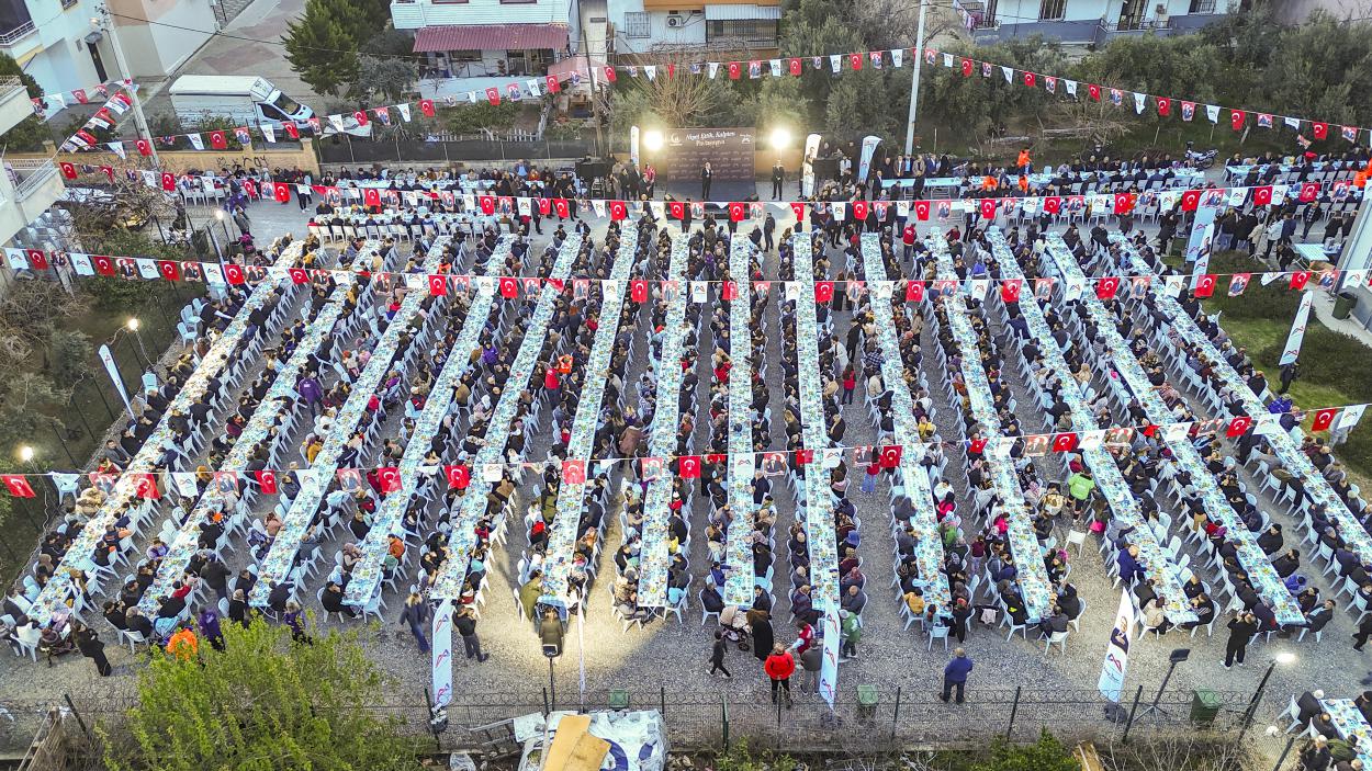 Başkan Seçer ile Meral Seçer İftarlarını Akdenizlilerle Gerçekleştirdi